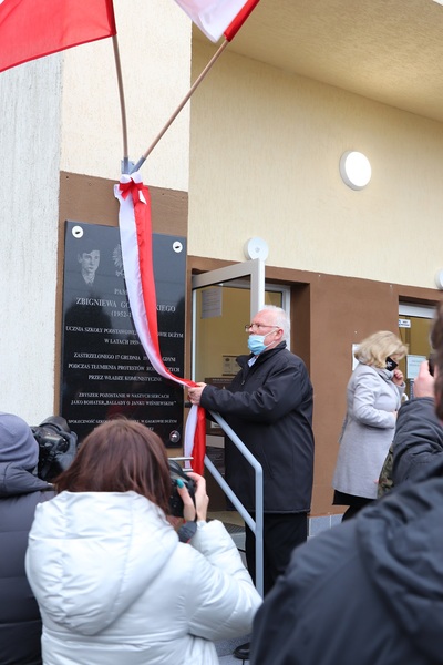 Odsłonięcie tablicy Pamiątkowej Zbigniewa Godlewskiego w Gałkowie Dużym 16.12.2020r.
Fot. Kornelia Zaborska IPN Oddział w Łodzi