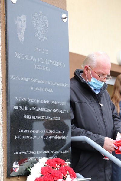 Odsłonięcie tablicy Pamiątkowej Zbigniewa Godlewskiego w Gałkowie Dużym 16.12.2020r.
Fot. Kornelia Zaborska IPN Oddział w Łodzi
