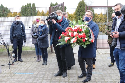 Odsłonięcie tablicy Pamiątkowej Zbigniewa Godlewskiego w Gałkowie Dużym 16.12.2020r.
Fot. Kornelia Zaborska IPN Oddział w Łodzi