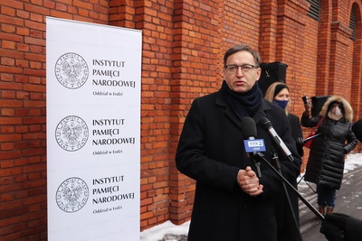 Prezes IPN odsłonił tablicę upamiętniającą 50. rocznicę strajku włókniarek w Łodzi 15.02.2021 rok.