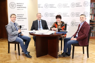 na zdj. dr hab. Dariusz Rogut - dyrektor Oddziału Instytutu Pamięci Narodowej w Łodzi, Roman Kowalczyk (autor monografii Studenci ’81), Jadwiga Kowalczyk – autorka wspomnień, dr Sebastian Pilarski – naczelnik OBBH IPN w Łodzi.