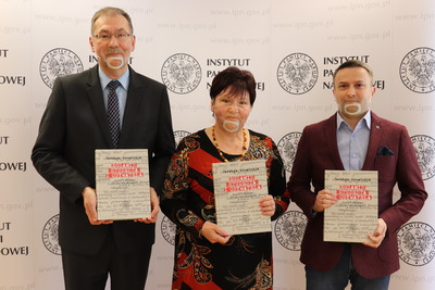 na zdj.  Roman Kowalczyk (autor monografii Studenci ’81), Jadwiga Kowalczyk – autorka wspomnień, dr Sebastian Pilarski – naczelnik OBBH IPN w Łodzi.