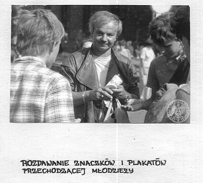 Rozdawanie znaczków i plakatów przechodzącej młodzieży