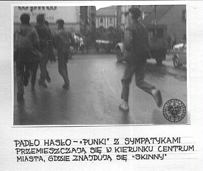 Padło hasło  – Punki z sympatykami przemieszczają się w kierunku centrum miasta, gdzie znajdują się Skinny