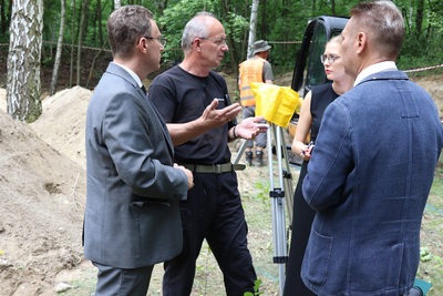 Rozpoczęcie prac poszukiwawczych na terenie dawnego poligonu na Brusie w Łodzi – konferencja prasowa 30.06.2021r.