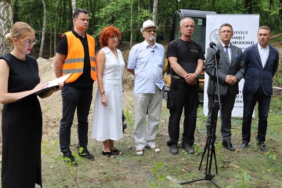 Rozpoczęcie prac poszukiwawczych na terenie dawnego poligonu na Brusie w Łodzi – konferencja prasowa 30.06.2021r.