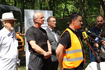 Rozpoczęcie prac poszukiwawczych na terenie dawnego poligonu na Brusie w Łodzi – konferencja prasowa 30.06.2021r.