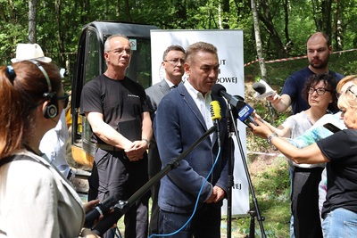 Rozpoczęcie prac poszukiwawczych na terenie dawnego poligonu na Brusie w Łodzi – konferencja prasowa 30.06.2021r.