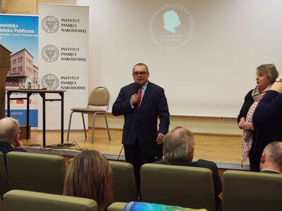 Obecnych na sympozjum powitał Marek Drużka, dyrektor Oddziału IPN w Łodzi. Obok Barbara Czajka, dyrektor WBP im. Marsz. J. Piłsudskiego w Łodzi
