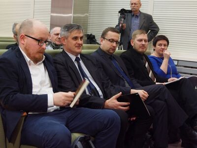 Od lewej: Andrzej Czyżewski (OBEP IPN w Łodzi), prof. dr hab. Krzysztof Lesiakowski (UŁ), Tomasz Kozłowski (BEP IPN Warszawa), Leszek Próchniak (OBEP IPN w Łodzi), dr Joanna Żelazko (naczelnik OBEP IPN w Łodzi)