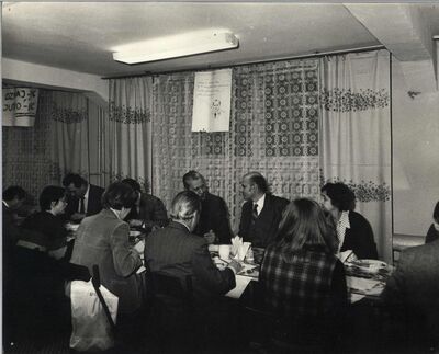 Spotkanie Ministra Nauki, Szkolnictwa Wyższego i Techniki Janusza Górskiego ze studentami strajkującymi na Wydziale Filologicznym Uniwersytetu Łódzkiego. Zbiór: Lech Spaszewski (AIPN Łd, 472/1)