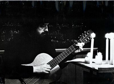 Występ Aleksandra Grotowskiego w trakcie strajku studenckiego na Uniwersytecie Łódzkim. Zbiór: Lech Spaszewski (AIPN Łd, 472/3)