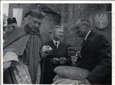 Powitanie prymasa Stefana Wyszyńskiego przez tumskich parafian, 11 czerwca 1967 r. (AIPN Łd, pf 10/810, k. 152)