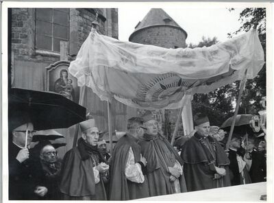 Arcybiskup metropolita poznański Antoni Baraniak, proboszcz parafii tumskiej ks. Władysław Chmiel, prymas Stefan Wyszyński i arcybiskup metropolita krakowski Karol Wojtyła podczas mszy świętej, 11 czerwca 1967 r. (AIPN Łd, pf 10/810, k. 168)