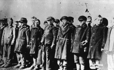 Apel grupy więźniów w części obozu przy ul. Przemysłowej w Łodzi przeznaczonej dla chłopców, b.d. (AIPN Łd, 503/106, t. 25, k. 12/1)