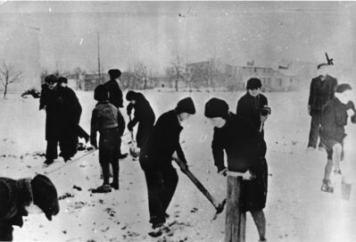 Więźniowie obozu przy ul. Przemysłowej w Łodzi podczas pracy, b.d. (AIPN Łd, 503/106, t. 25, k. 10/1)