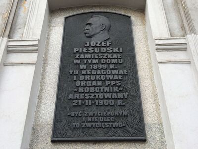 Tablica w miejscu zamieszkania Jóżefa Piłsudskiego w Łodzi