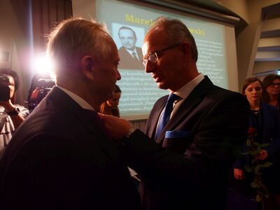 Dr hab. Krzysztof Szwagrzyk wręcza odznaczenie Markowi Chwalewskiemu