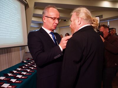 Krzyż Wolności i Solidarności odbiera Jerzy Gzik