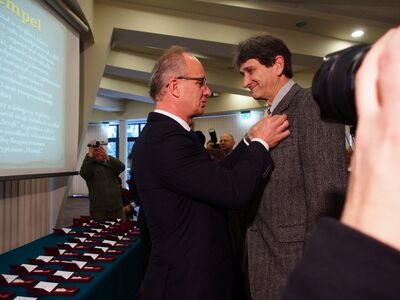 Krzyż Wolności i Solidarności odbiera Wojciech Hempel