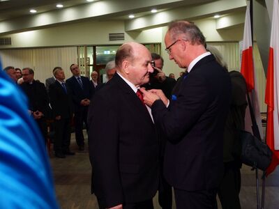 Krzyż Wolności i Solidarności odbiera Zenon Kuchler