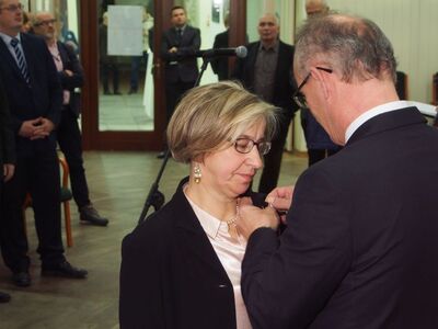 Krzyż Wolności i Solidarności odbiera Barbara Sakowicz-Urbańska