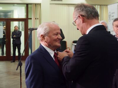 Krzyż Wolności i Solidarności odbiera Adam Siuda