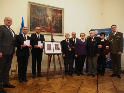 Od lewej: prof. Zbigniew Rau (Wojewoda Łódzki), dr Jerzy Bednarek i dr Paweł Perzyna (IPN), od prawej: pierwszy – płk. Jarosław Wasilewski (Wojewódzki Sztab Wojskowy w Łodzi), trzeci – ppłk. Tadeusz Michalski, piąty – Adam Przepałkowski (Związek Legionistów Polskich i ich Rodzin)