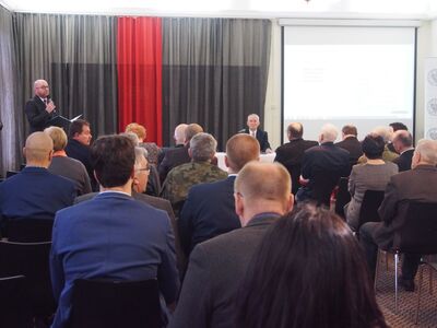 Przy mikrofonie z lewej dr Paweł Perzyna, p.o. dyrektor IPN Oddziału w Łodzi. Za stołem prezydialnym dr hab. Janusz Wróbel (OBBH IPN w Łodzi)