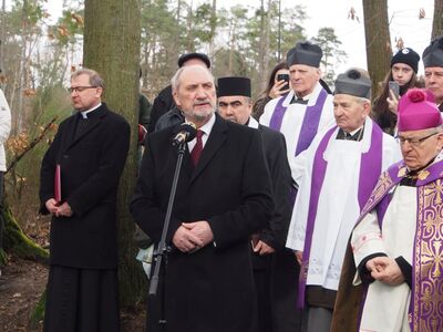 Zdjęcia z uroczystego pogrzebu ofiar egzekucji niemieckich w Zgierzu i Lasach Lućmierskich