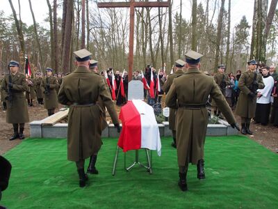 Zdjęcia z uroczystego pogrzebu ofiar egzekucji niemieckich w Zgierzu i Lasach Lućmierskich