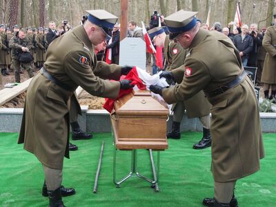 Zdjęcia z uroczystego pogrzebu ofiar egzekucji niemieckich w Zgierzu i Lasach Lućmierskich