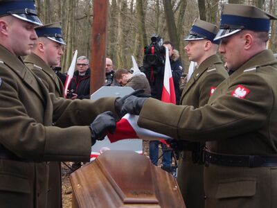 Zdjęcia z uroczystego pogrzebu ofiar egzekucji niemieckich w Zgierzu i Lasach Lućmierskich