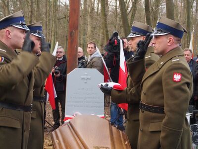 Zdjęcia z uroczystego pogrzebu ofiar egzekucji niemieckich w Zgierzu i Lasach Lućmierskich