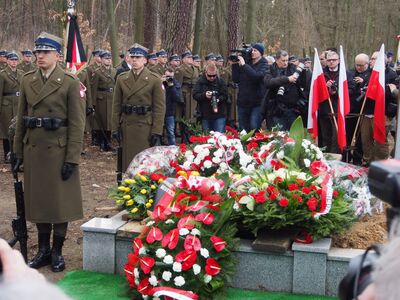 Zdjęcia z uroczystego pogrzebu ofiar egzekucji niemieckich w Zgierzu i Lasach Lućmierskich