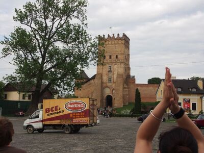 Odegranie z wieży łuckiego zamkku Mazurka Dąbrowskiego było dla uczestników wyprawy dużym zaskoczeniem