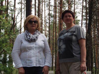 Polski Lasek. Od lewej: senator RP Grażyna Sztark, dr Joanna Żelazko (IPN Łódź)