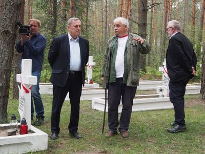 Polski Lasek. Na pierwszym planie od lewej: Konsul Generalny RP w Łucku Wiesław Mazur, hm. Jarosław Górecki, konsul Konsulatu Generalnego Polski w Łucku Krzysztof Sawicki