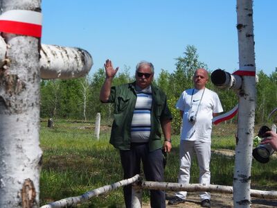 Cmentarz Legionowy w Kuklach. Od lewej: hm. Jarosław Górecki (ZHP), Dariusz Nowiński (Związek Strzelecki Oddział Łódź)