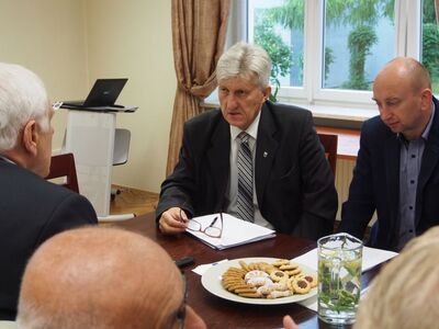 Od prawej: Paweł Wąs (IPN Łódź, Klub im. gen. „Grota” w Piotrkowie Tryb.), Grzegorz Turlejski (Stow. Przyjaciół Miasta Kamieńska)