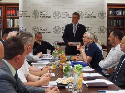 Zebranych wita dr Dariusz Rogut (dyrektor Oddziału IPN w Łodzi), obok prof. Przemysław Waingertner (UŁ)