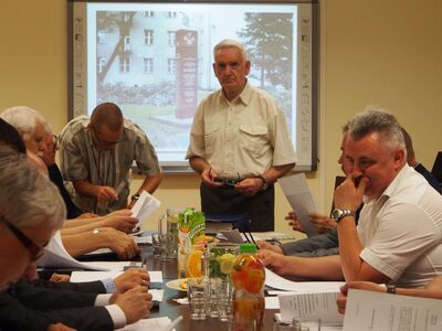 Głos zabiera Janusz Lange, prezes Stowarzyszenia „Rodzina Katyńska” w Łodzi