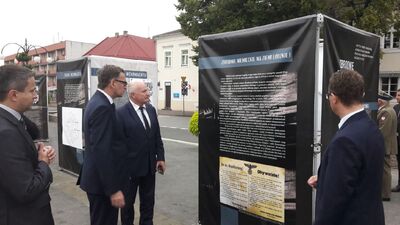 Od lewej dr Sebastian Pilarski (IPN Łódź), dr Jarosław Szarek (prezes IPN)
