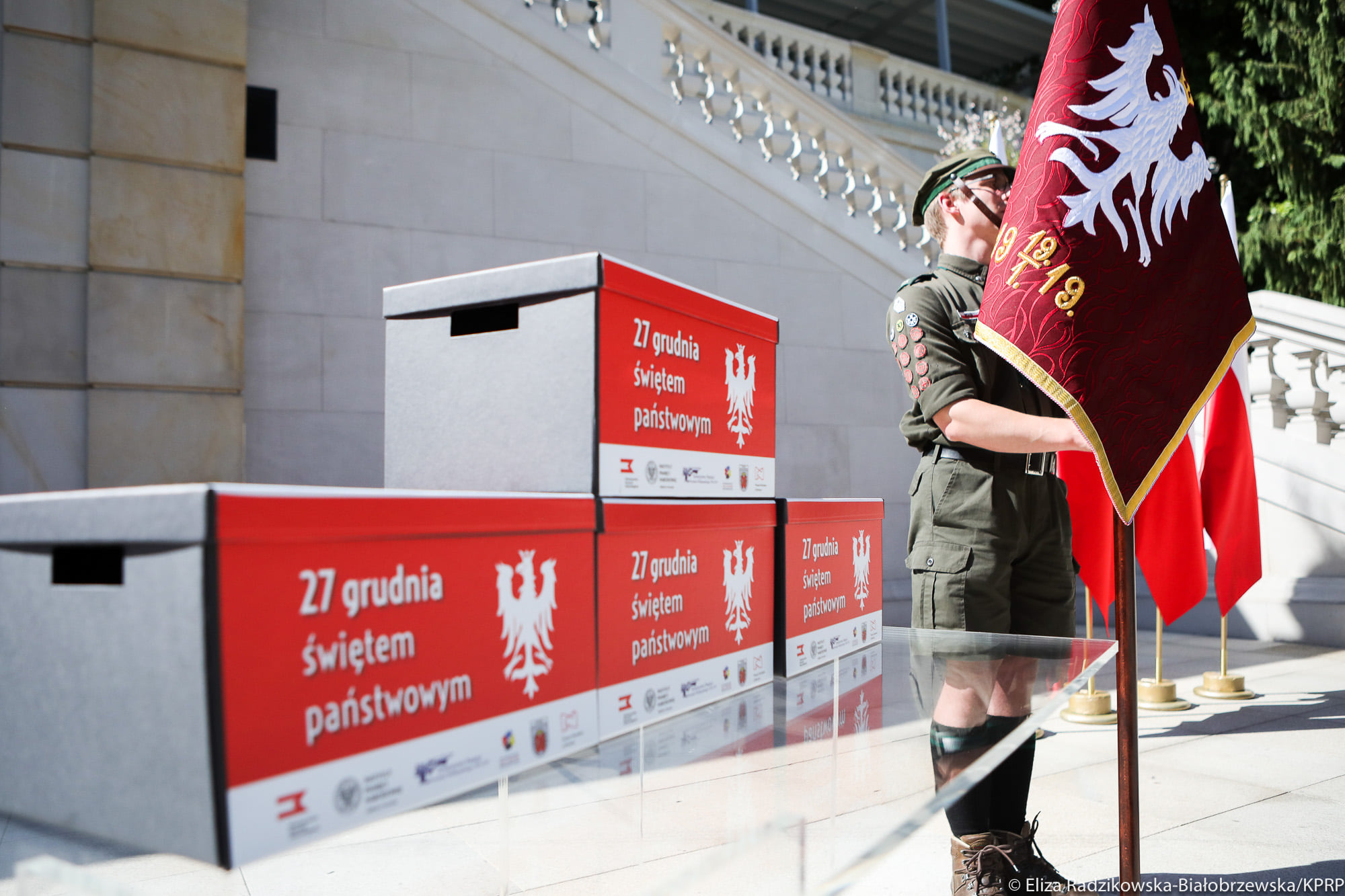 Wielkopolanie przekazali Prezydentowi RP deklaracje poparcia apelu o ustanowienie 27 grudnia świętem państwowym. Fot. Eliza Radzikowska-Białobrzewska (KPRP) Wielkopolanie przekazali Prezydentowi RP deklaracje poparcia apelu o ustanowienie 27 grudnia świętem państwowym. Fot. Eliza Radzikowska-Białobrzewska (KPRP)