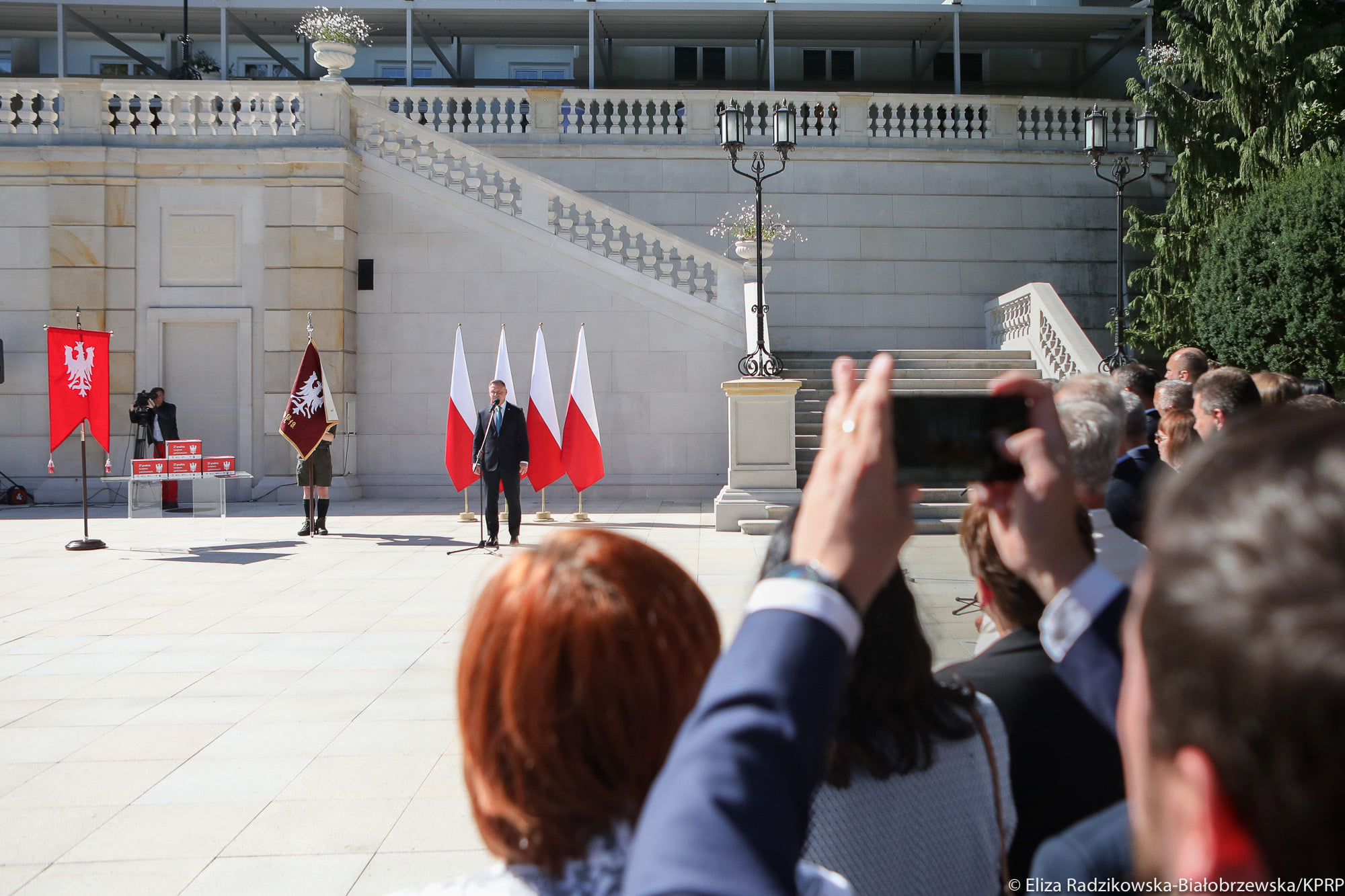 Prezydent RP przyjął w ogrodach Pałacu Prezydenckiego delegację z Wielkopolski. Fot. Eliza Radzikowska-Białobrzewska (KPRP) Prezydent RP przyjął w ogrodach Pałacu Prezydenckiego delegację z Wielkopolski. Fot. Eliza Radzikowska-Białobrzewska (KPRP)