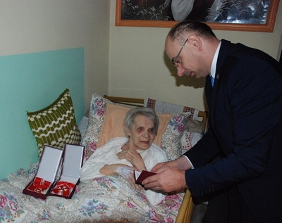 Wręczenie Krzyży Komandorskich Orderu Odrodzenia Polski Pani Marii Tkaczyk – córce Franciszki i Stanisława Kurpielów