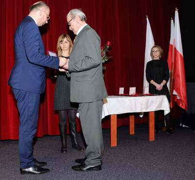 Zastępca Prezesa IPN dr Mateusz Szpytma wręcza Krzyż Komandorski Orderu Odrodzenia Polski przyznany pośmiertnie Stanisławie Grajek Jej Synowi
