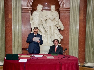 Przewodniczący AKO w Poznaniu prof. Stanisław Mikołajczak i przewodniczący Kapituły Medalu Przemysła II prof. Leon Drobnik