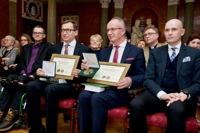 Prezes IPN dr Jarosław Szarek i zastępca prezesa prof. Krzysztof Szwagrzyk z Medalami Przemysła II oraz dyrektor IPN w Poznaniu dr hab. Rafał Reczek