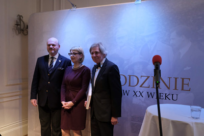 Uroczyste otwarcie wystawy „Europa w rodzinie…” w Ognisku Polskim w Londynie, 5 marca 2018 r. Organizatorzy wystawy: Marcin Schirmer prezes Polskiego Towarzystwa Ziemiańskiego w Warszawie, kurator wystawy dr Agnieszka Łuczak, Peter Młodzianowski prezes Polskiego Towarzystwa Ziemiańskiego w Londynie. Fot. Teodor Jeske-Choiński